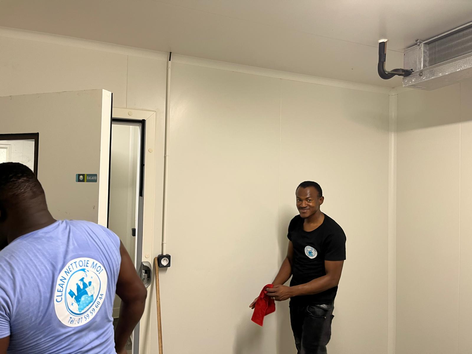Équipe en action de nettoyage